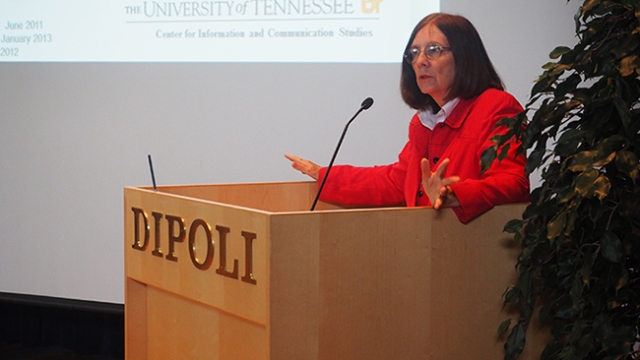Professori Carol Tenopir puhui akateemisten kirjastopalvelujen arvon mittaamisesta ja lisäämisestä.